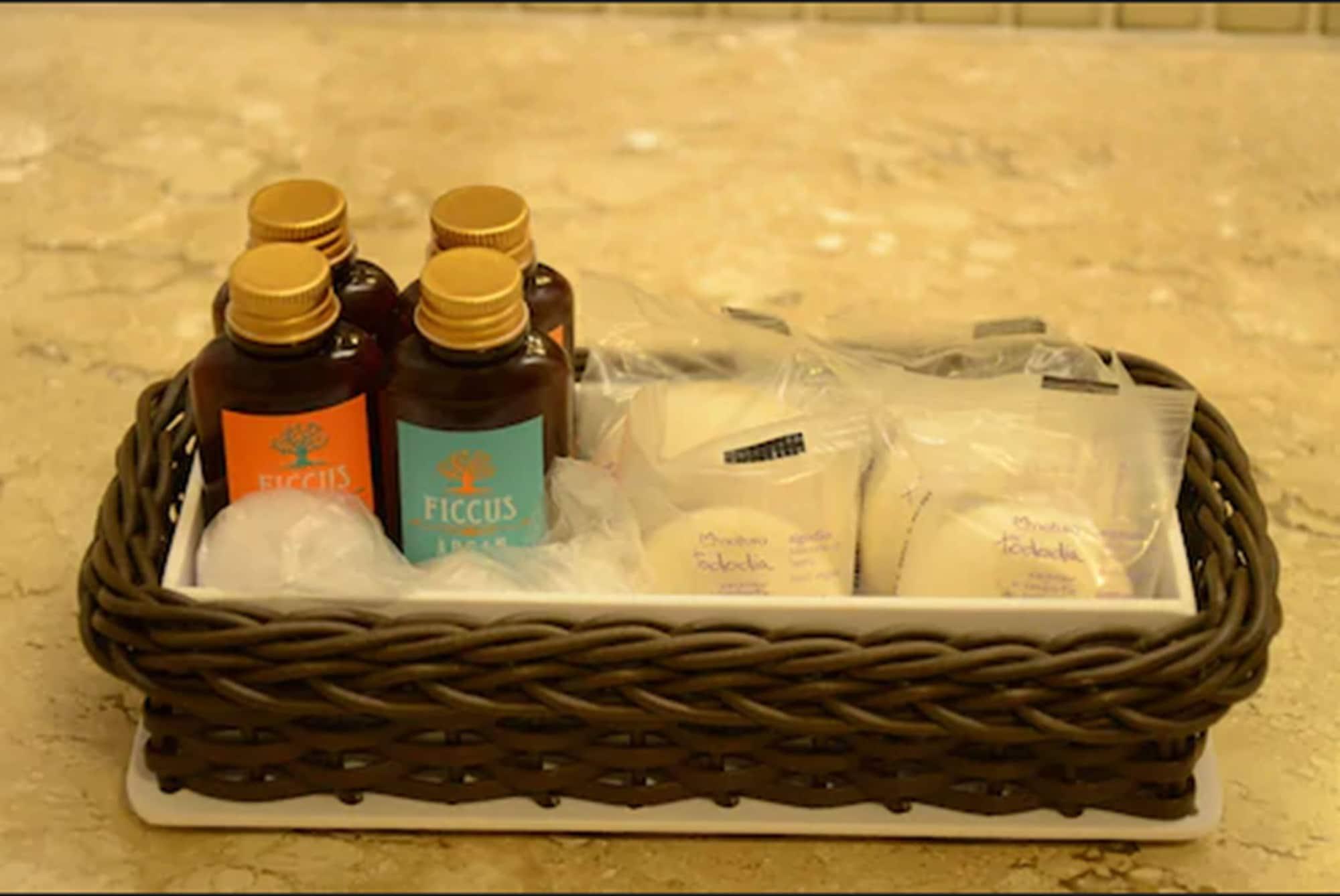 Celebration Resort Olimpia By Hot Beach Екстер'єр фото A basket of toiletries