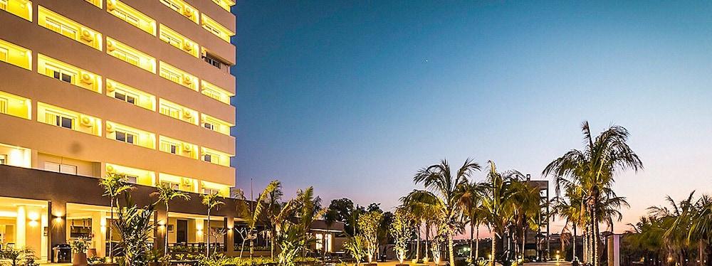 Celebration Resort Olimpia By Hot Beach Екстер'єр фото The hotel at night